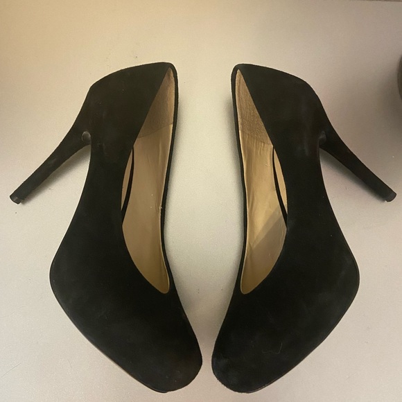 BCBG Paris Black Suede Pumps Size 8.5 - Picture 3 of 5